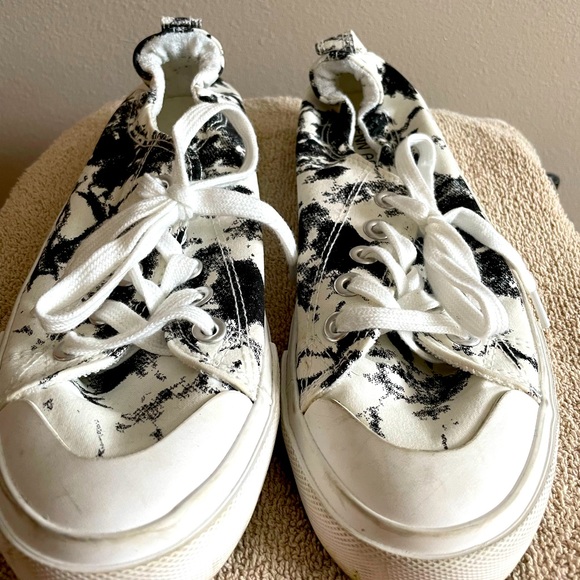 Women’s canvas shoes. - Picture 1 of 5
